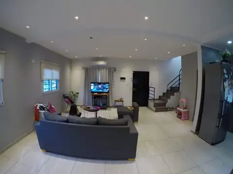 Casa 4 ambientes con 2 baños