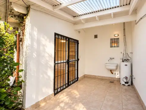 Casa en Alquiler con 3 cocheras