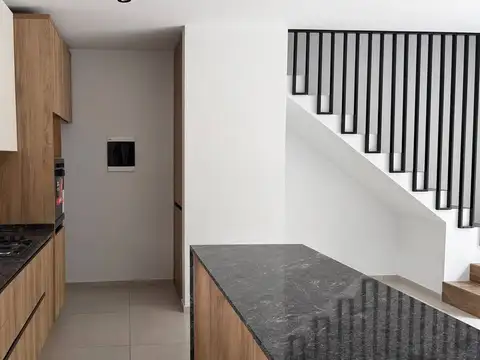 Casa 4 ambientes con 2 baños