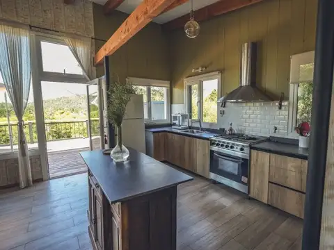 Casa 8 ambientes con 4 baños