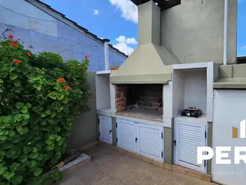 Casa 4 ambientes con 2 baños