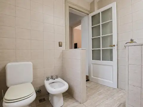 Venta de Casa Lote Propio de 6 ambientes con Cochera, Patio, Parrilla y Terraza en Caballito