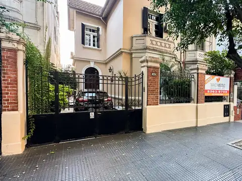 Venta de Casa Lote Propio de 6 ambientes con Cochera, Patio, Parrilla y Terraza en Caballito