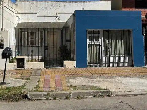 Casa 4 ambientes en venta en Lanús con parque