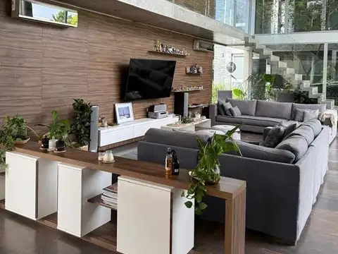 Casa 7 ambientes con 5 baños