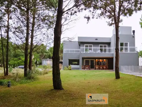 Casa 5 ambientes con 4 baños