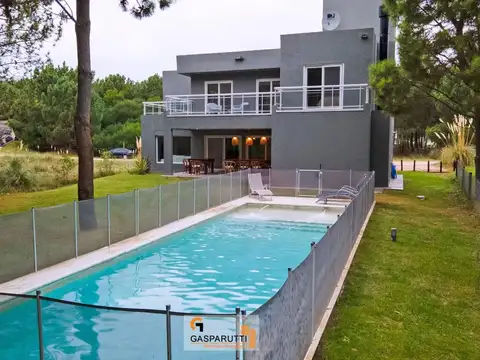 Casa en Venta con 2 cocheras