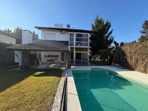 Casa en Venta con 2 cocheras