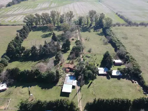 Chacra con casas y caballerizas en Parada Robles