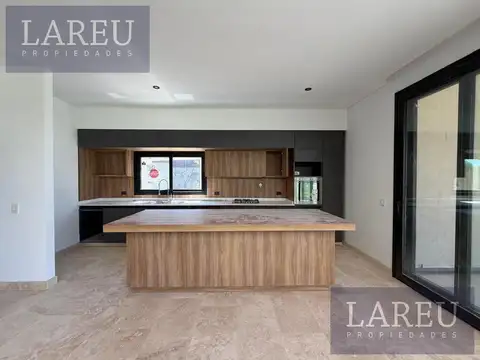 Casa 7 ambientes con 5 baños