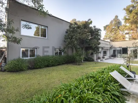 Casa en venta de categoría en Gonnet 4 Dormitorios / 4 Cocheras / Piscina y Quincho
