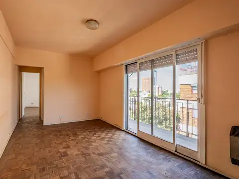 VENTA DPTO. 2 AMBIENTES EN FLORESTA - APTO PERMUTA