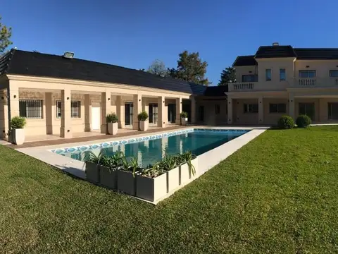 Propiedad estilo Francés - Parque Leloir - 4/5 dormitorios