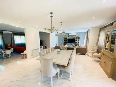 Propiedad estilo Francés - Parque Leloir - 4/5 dormitorios