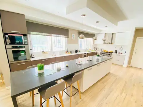 Casa en Venta con 8 cocheras