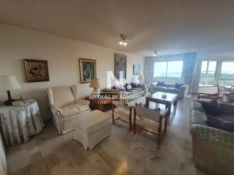 Gran departamento con dependencia de servicio!