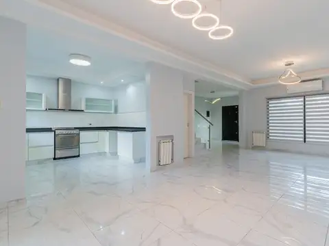 Casa en 2 Plantas con Cochera Venta Banfield BsAs