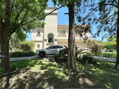 Casa en Venta con 2 cocheras