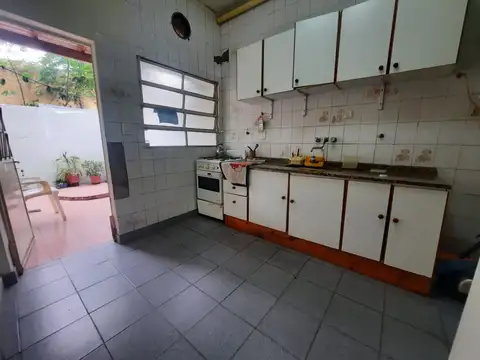 VENTA PH TIPO CASA 3 AMB. FRENTE. PATIO.  CASEROS