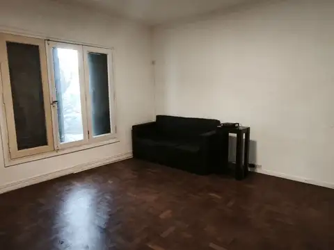Casa en alquiler en barrio Dalmine viejo con dos dormitorios y jardin