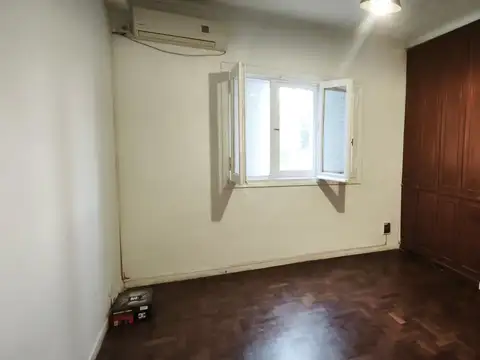 Casa en alquiler en barrio Dalmine viejo con dos dormitorios y jardin