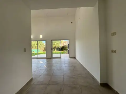 Casa en Alquiler con 2 cocheras