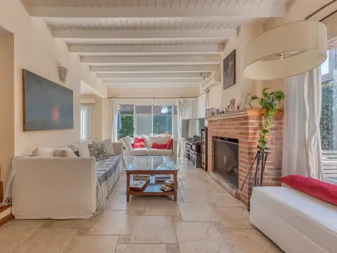 La Delfina. Av Juan Domingo Perón 1300