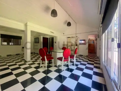 Casa en Venta con 2 cocheras