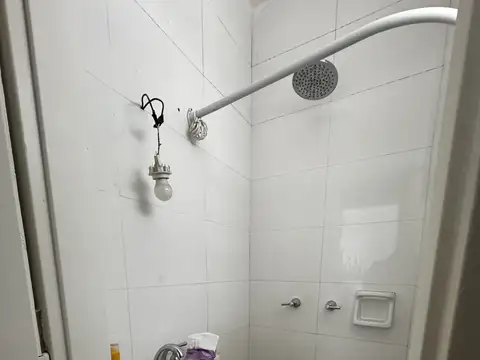 Monoambiente luminoso. Cocina separada. Todo eléctrico.