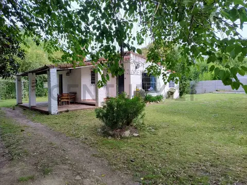Encantadora casa-quinta de 4 ambientes con pileta y quincho. Parque de 832.50 m2. Merlo