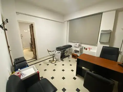 Junín y Av. Las Heras.  5 Ambientes. PB Apto profesional.