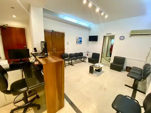 Junín y Av. Las Heras.  5 Ambientes. PB Apto profesional.