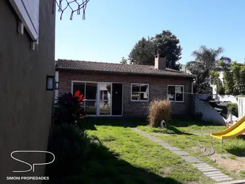 Casa 4 ambientes con quincho s/ lote de 8,66 x 36,65