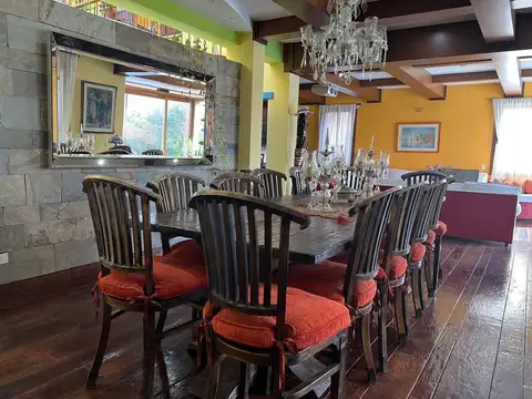 Casa en Alquiler con 2 cocheras