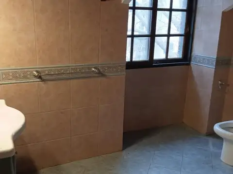Casa 6 ambientes con 4 baños