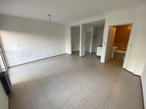 Departamento en Alquiler en Parque Chacabuco, $ 450.000