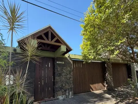 CF1337 - CASA - 3 DORMITORIOS 3 BAÑOS - ZONA AV. QUARANTA Y ZAPIOLA