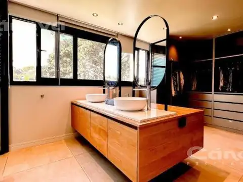 Casa en Venta con 4 cocheras