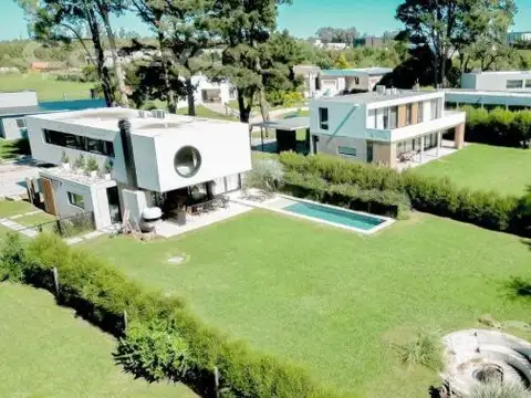 Excelente Casa diseño Contemporáneo..!!