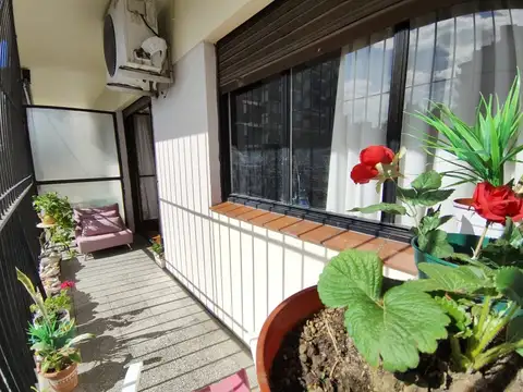 VENTA DEPARTAMENTO TRES AMBIENTES, FRENTE, BALCÓN, MUY LUMINOSO.