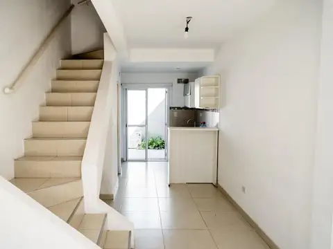 Venta Departamento dúplex 2 ambientes cochera y patio en Bernal Oeste