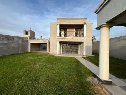 Casa 7 ambientes con 3 baños