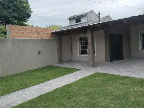 VENTA CASA 4 AMB. C/ COCH. Y JARDIN  MERLO - APTO CREDITO - PERMUTA