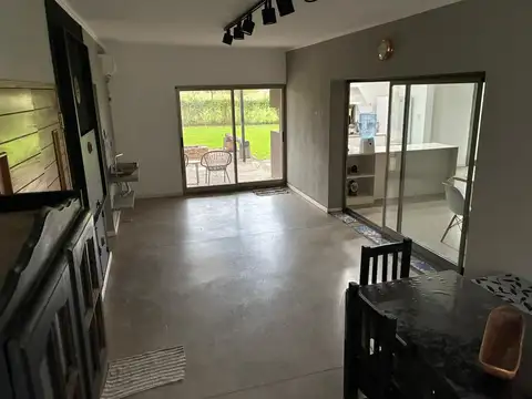 Casa de 1 dormitorio y comodín Pileta Cochera Entorno Único Facilidades