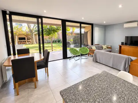 Casa en Alquiler con 2 cocheras