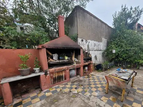 VENTA CASA PATIO PARRILLA COCHERAS TERRAZA LANUS