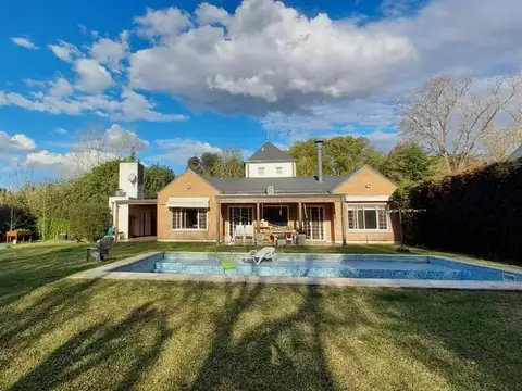 Venta de Casa 3 Dormitorios, Pileta y Parque en City Bell