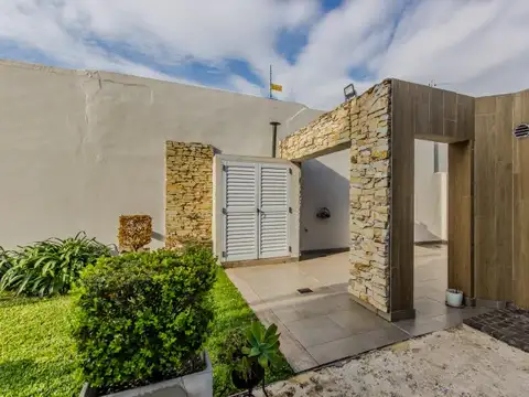 Casa en Venta con 3 cocheras