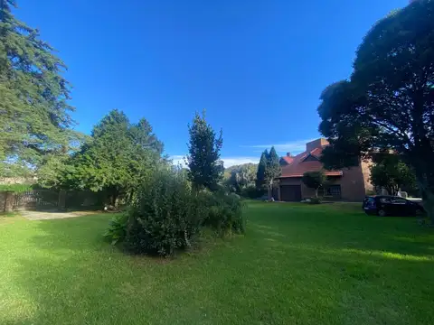 IMPONENTE CHALET DE 6 AMBIENTES EN BARRIO EL GROSELLAR