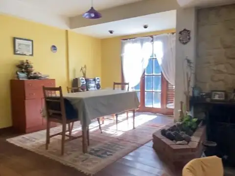 IMPONENTE CHALET DE 6 AMBIENTES EN BARRIO EL GROSELLAR